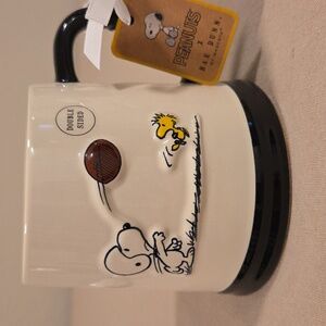 SNOOPY AND WOODSTOCK PLAYING FOOTBALL MUG